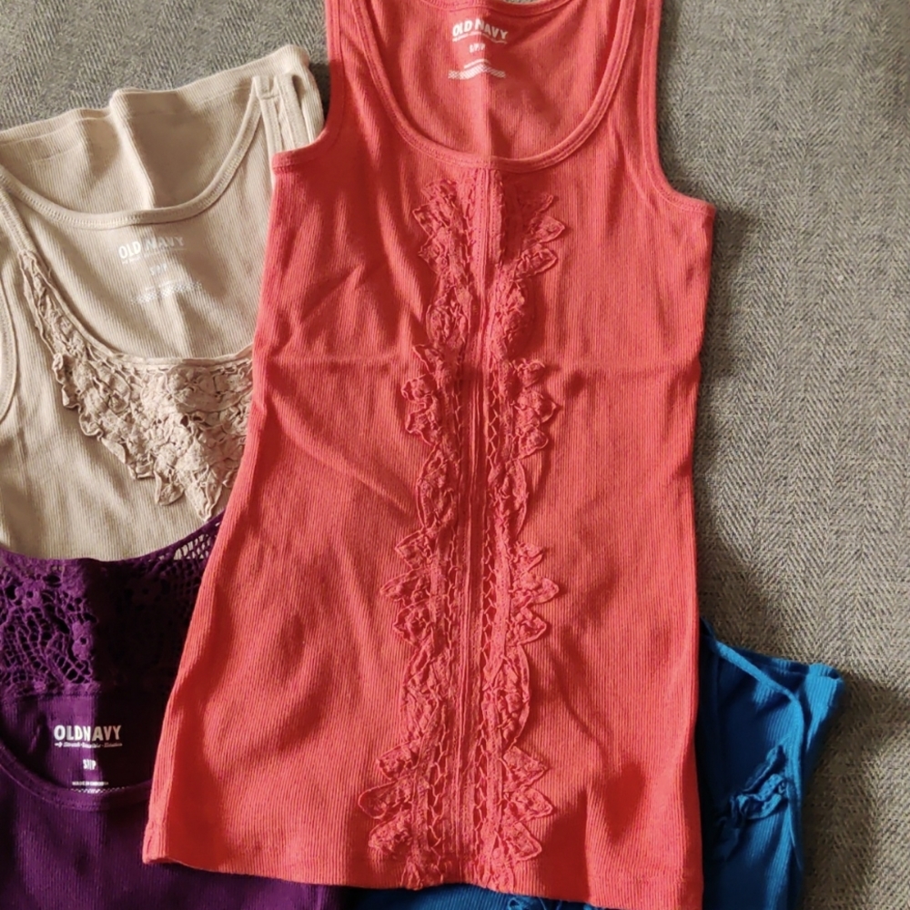 4 Detailed Ribbed Tank Tops - Picture 6 of 7